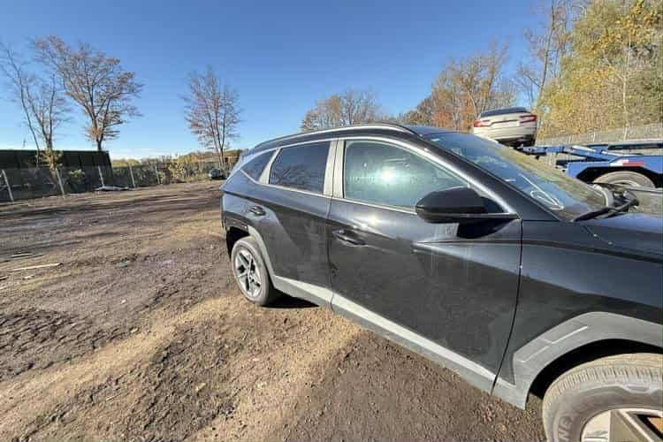 السلام عليكم ورحمة الله توسان ٢٥ للبيع حادث خلفي بسيط صور الحادث موجودة السعر ٢١٥ ورقة ارقام فحص موبايل ***********
