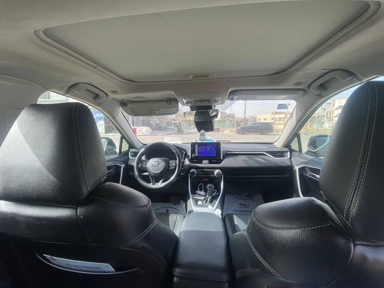 السلام عليكم راف فور بانزين فقط  للبيع موديل 2023 وارد امريكي حادث 4 قطع  بنيد وجاملغ وبابين  بيها صور الحادث السونار مرفق بالمنشور رقم بغداد بأسمي فوول مواصفات 1/1 ماشيه 25 مايل فقط 
1-فتحة 
2-بصمة 
3-شاشة جبيرة 
4-كامرة دوارة 
5-اشاير بالمري 
6-كشن السايق كهرباء 
7-ويل كروم 
8-لايتات زنون عالي وناصي 
9-رادار امامي 
10-رادارات جانبية 
11-نظام كار بلي ويه البلوتوث 
12-اوتو هولد 
13-نظام اطفاء السيارة عند الوقوف 
14-فور ويل 
15-مكينة 2500 
16-حساسات خلفية  
7-هند بريك بصمة  
20-نظام صعود المنحدرات 
21-ثلاث وضعيات قيادة 
وبعد بيها مواصفات هواية ممذكورة مكان السيارة بغداد الحريه  رايدها ب 187 قفلها بدون عمله للاستفسار الاتصال***********
