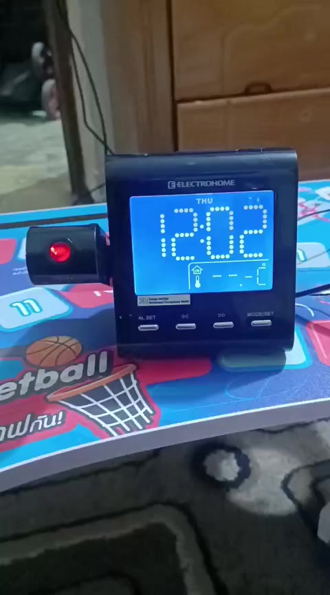 راديو ساعة مع منبه إسقاطي (Projection Alarm Clock Radio) من العلامة التجارية Electrohome.
المواصفات والميزات الأساسية

رقم الموديل: يُعرف غالباً بالموديلات EAAC600 أو EAAC601.

عرض الإسقاط: يتميز بقدرته على عرض الوقت أو درجة الحرارة على الجدران أو السقف.

شاشة العرض: يحتوي على شاشة LCD زرقاء كبيرة بحجم 3.6 بوصة مع إمكانية تعتيمها.

الراديو والمنبه: يتضمن راديو AM/FM مع إمكانية ضبط منبهين منفصلين (Dual Alarm).

ميزات إضافية:

بطارية احتياطية للحفاظ على الإعدادات عند انقطاع التيار الكهربائي.

عرض درجة الحرارة الداخلية والتاريخ.

مدخل صوت 3.5 ملم (AUX) لتوصيل أجهزة الموسيقى الخارجية.

ضبط الوقت التلقائي (Auto Time Set).


**إذا كنت صاحب هذا الإعلان وتريد حذفه لأي سبب، رجاءا أرسل رسالة إلى الدعم الفني**