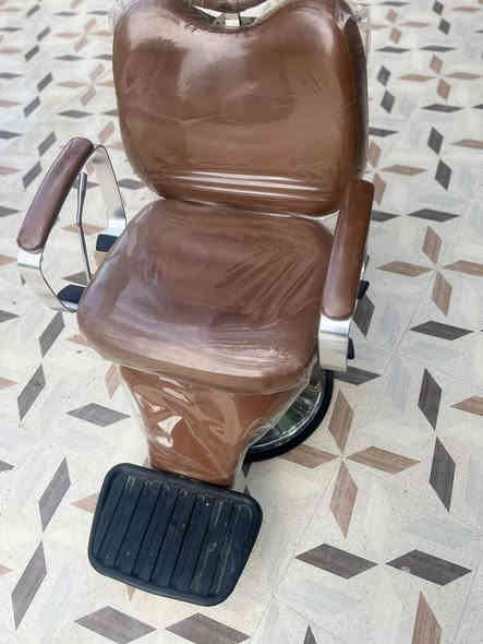 ‏سلام عليكم كرسي حلاقة للبيع النظافة 100% جديد
‏سعر 150 وبي مجال العنوان الحديد 
‏***********
