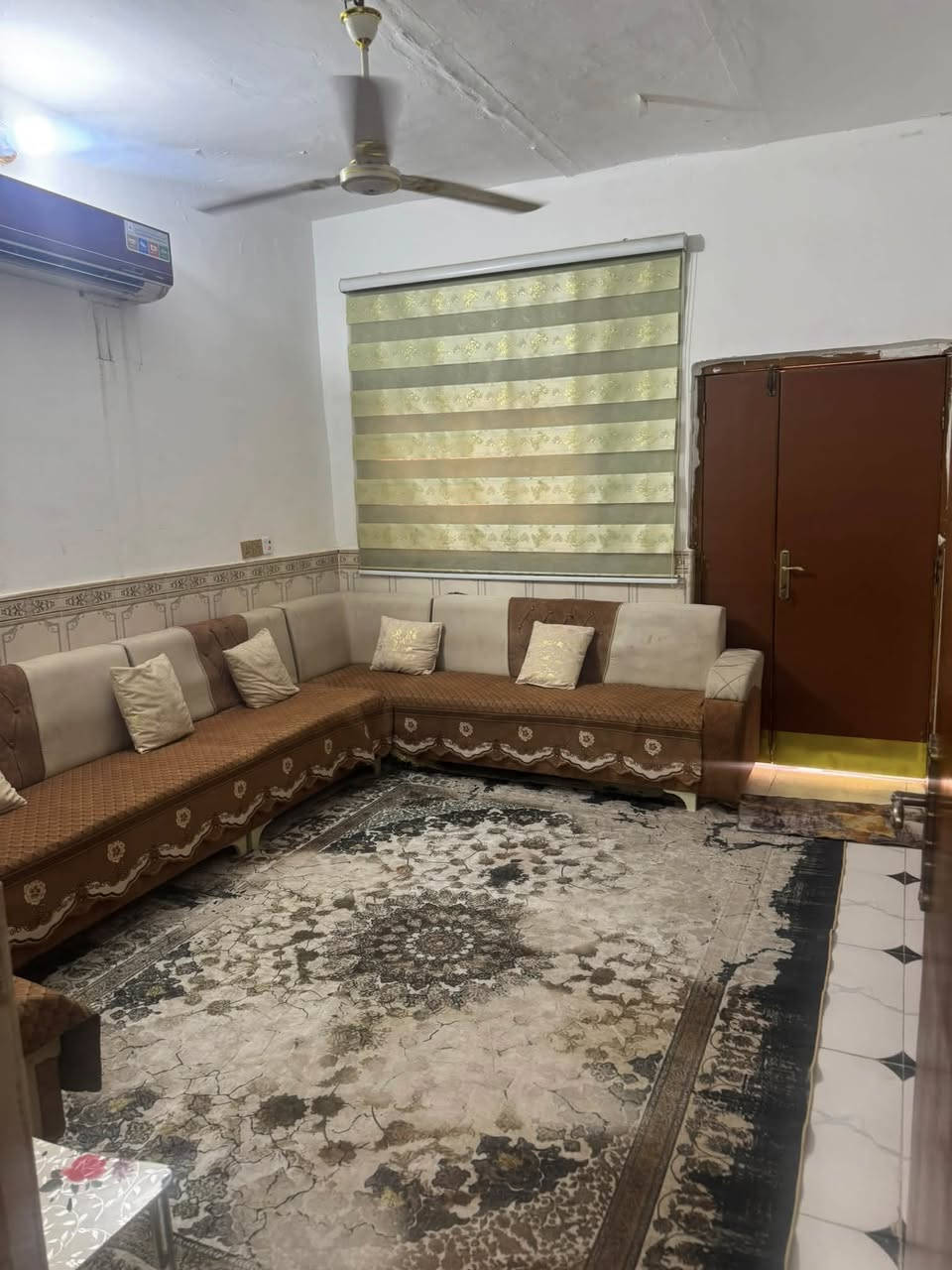 السلام عليكم بيت للبيع مساحة ٢٠٠ متر بناء قديم عكاده ترميم جديد جاهز لسكن يتكون من اسقبال +صاله+هول+غرف نوم 2+ مطبخ + صحيات داخليه وخارجيه العنوان حي اريدو خلف مجمع الكفيل قرب ساحة شريف السعر 195
***********
