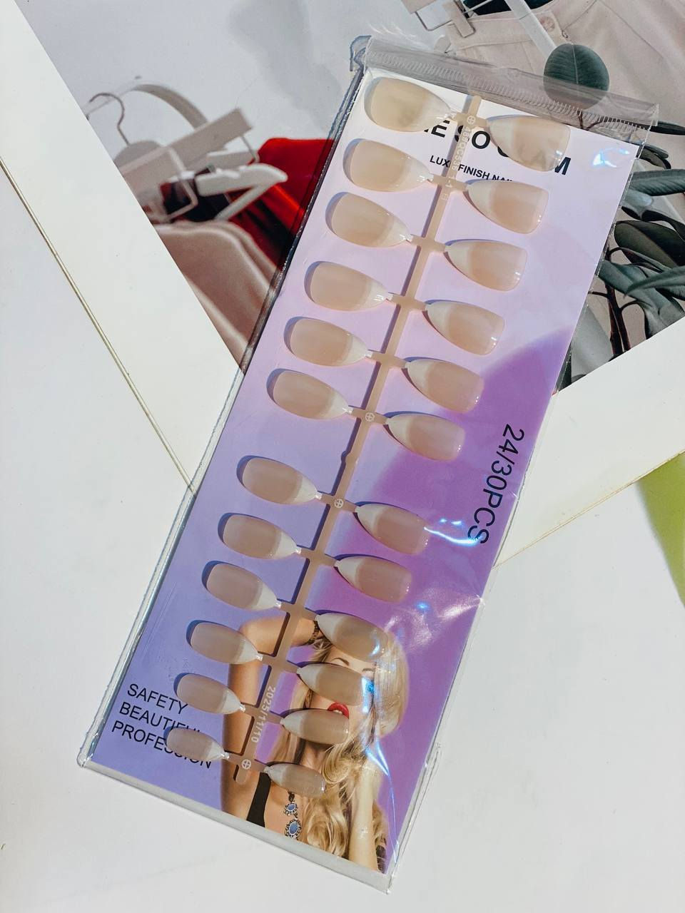 أظافر أكريليك جاهزة بأعلى جودة وفخامة! ✨💅 مظهر صالونات التجميل صار بين إيديج وبدقائق معدودة وبدون أي تعب! 🥰💖
المحتوى:
إذا تحبين أظافرج تكون دائماً مرتبة وأنيقة وبإطلالة طبيعية وراقية، وفرنالج هالمجموعة المميزة (Luxe Finish Nails) اللي تجمع بين السهولة والجمال! 🌸✨
📌 شنو المميز بهالمجموعة؟
 ستيكر لاصق مجاني مع كل علبة: يعني تركيب سريع وسهل وثبات ممتاز بدون ما تأذين أظافرج الطبيعية. 👍🔥
 ألوان ودرجات تجنن: متوفرة بعدة ألوان ودرجات نود ساحرة (الوردي الناعم 🌸، البيج الكلاسيكي 🐚، التدرجات اللحمية الدافئة ☕، والفرينش الراقي 🤍).
 العدد والمقاسات: العلبة تحتوي على (24 قطعة) بمقاسات مختلفة لتناسب شكل أظافرج تماماً وتطلع طبيعية 100%. 💯👌
 قوة ولمعان: مظهر أكريليك قوي ولامع يدوم وياج ويقاوم الحركة اليومية. 💪✨


**إذا كنت صاحب هذا الإعلان وتريد حذفه لأي سبب، رجاءا أرسل رسالة إلى الدعم الفني**