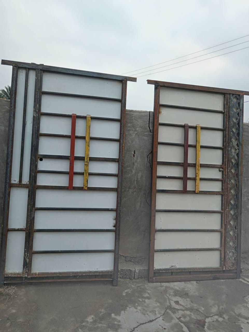 سلام عليكم بابين 2 متر وربع ورتفاع مترين
العدد 2 سعرهن 225 الله شاهد جدد ونضيفات

وبي مجال ذي قار شطره يم جسر السليمان ***********
