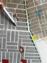 ، قطعة  ارض للبيع بصف الركن ثاني قطعة عن شارع 20 🔔 ، 6380-2/10 مي وكهر...