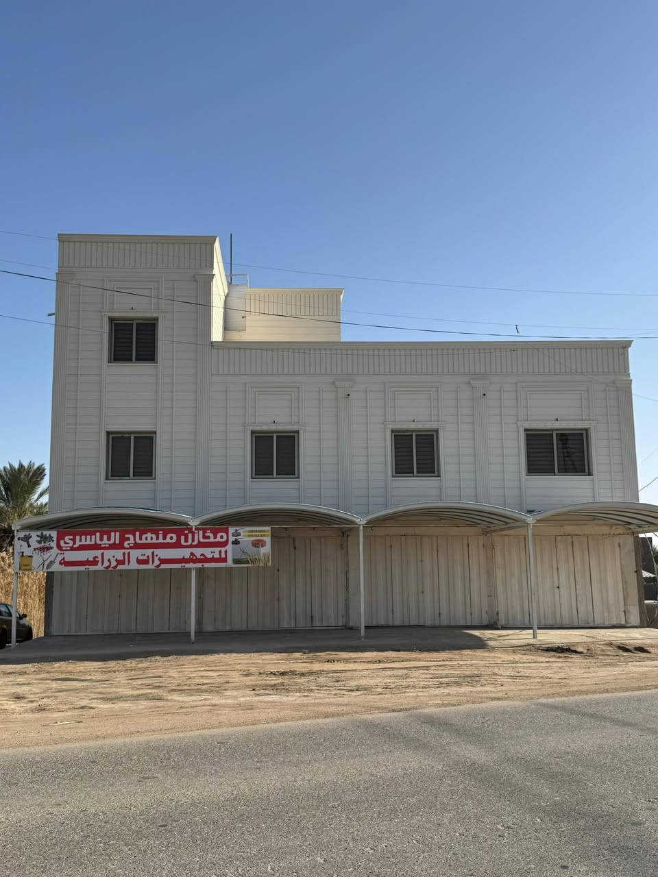 بنايةتجارية على الشارع العام للبيع مساحه 190متر  10 × 19
اربع محلات جوة وبيهن حمامات اثنين 
والطابق الاول بي اربع غرف وحدة كلش جبيرة ومطبخ وحمامات اثنين
والطابق الثاني بي بس غرفتين
الواجهة مغلفة فلين والمحلات بيهم سقائف كيسبان / طريق المهدي مداور أسهم   ***********
