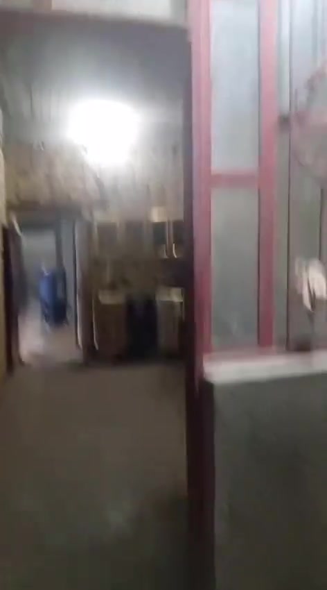 سلام عليكم بيت زراعي بتفيج بشارع 30 مساحه 140 غرفتين طابوك كله ولا بلوكه وعوزه بياض وسراميك والمطبخ لباخ نفس ماموضح بفيديو ويبعد ع تبليط 30 متر كهرباء 3 خطوط وكامله كل خدمات ديوانيه كامله ما بيها نقص سعر 55 ولي مجال لشراي اي استفسار ***********
