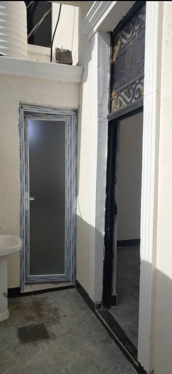 السلام عليكم
توفر لدينا دار سكن مساحه 💯 م
جنس العقار طابوا زراعي  ملك صرف 
العنوان البصرة ابو الخصيب قرب المحكمه 
يتكون من استقبال وغرفتين منام ومطبخ وصحيات داخليه و خارجيه مع كيزر وبراميل ماء ومراوح البيت جاهز للسكن
قريب  ثالث بيت عن التبليط  مع توفر كافه الخدمات من ماء وكهرباء 
السعر المطلوب 63 مليون وقابل للتفاوض 

للاستفسار اتصل على
 ((***********)) 
ابو كيان الحدادي
