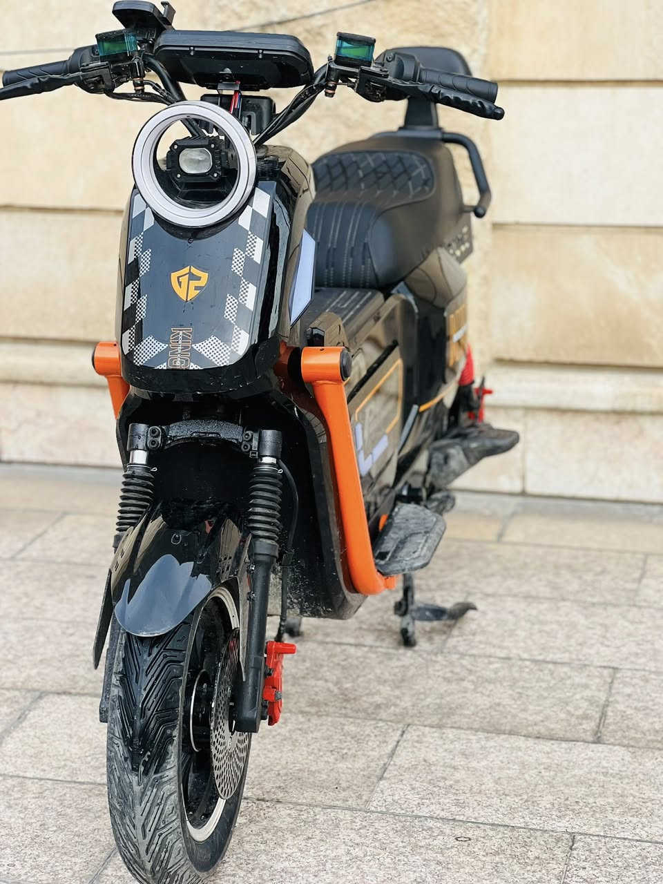 للبيع دراجة كهربائية جديدة – استعمال بيت فقط
دراجة جديدة تقريبًا، نازلة من الرمبة قبل أسبوعين بس،

مشحونة 3 مرات فقط، استعمال خفيف ومرتّب (مو تعبانه ولا شايفة شمس ).

المواصفات:

 • 🔑 سويتشين تشغيل

 • 👆 بصمتين

 • 💳 كارتين

 • 🔐 نظام أمان كامل (تشغيل بالبصمة أو الكارت)

 • 📱 ستاند تلفون

 • 🔌 شاحنة أصلية

 • ⚡ البطارية قوية – تمشي حوالي 65 كم بالشحنة الواحدة

 • 🛞 البايدر بعدهن ما مشدودات (يعني كلش نظيفة)

 • 🚲 دراجة شحن – قوية وتتحمل

 • 🧠 حساس شغال وياها تمام

الدراجة مال بيت، نظيفة، جاهزة للركوب بدون أي صرف،

تشتغل وتوقف من غير وجع راس.

📍 بغداد حي الجامعه 

💰 السعر: خاص و بي مجال للشراي 

***********‬

***********
