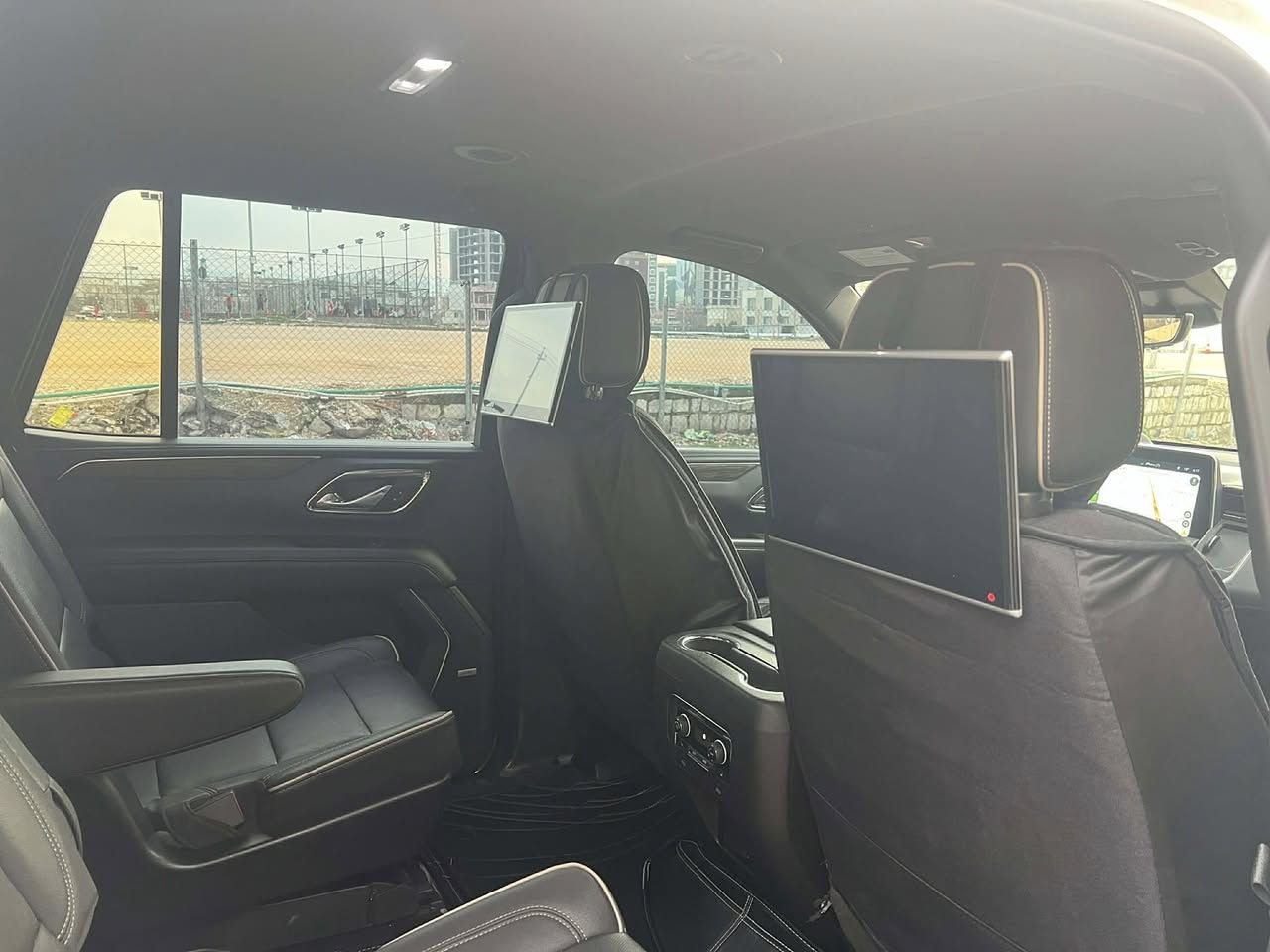 شوفرليت تاهو موديل 2023
لون ابيض 
مواصفات PRIMER 
السيارة داخلة كلين بس بيدنة بلعراق صار بيها جاملخ امامي صبخ و جاملخ البلادي باقي بيها مكان PDR 
السيارة بدون نقص لوحة سنوية جديد السيارة بدون نقص تايرات جديد 
ماشي 58 km حقيقي 
مكان السيارة سليمانية السيارة مال بيت 
الشراي يتصل ***********
