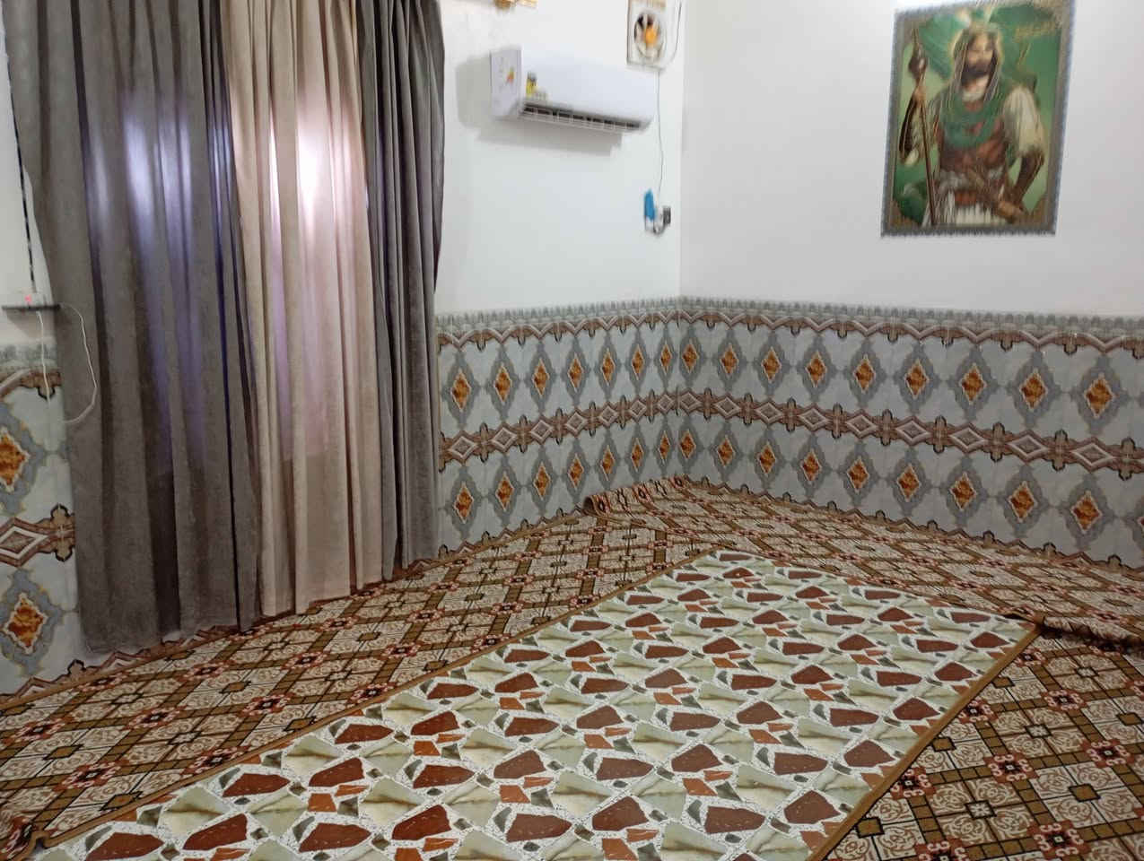بيت للبيع المساحة الكلية (250 م)
يحتوي على 
-ثلاث غرف
- صالة 
ـ استقبال 
-مطبخ 
- صحيات 
-  حر ما عليه سلفة مداور ثاني يوم 
العنوان الحولي قرب سيد جمال الياسري 
الاستفسار ***********
