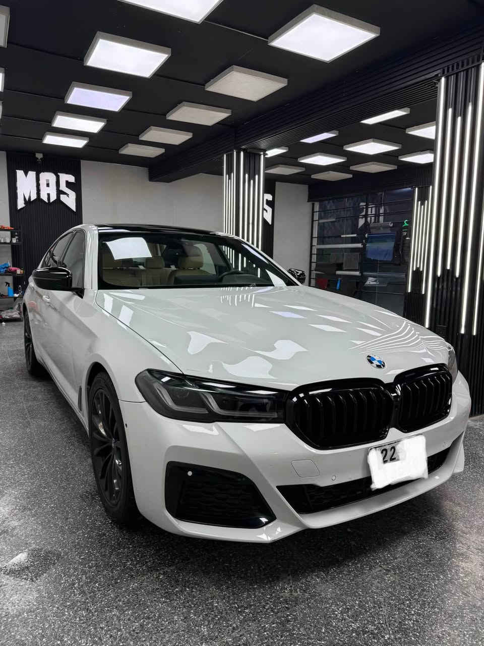 اجدد و انظف  bmw 530i بالعراق كلة للبيع 🤍🔥
موديل 2023 
ماشية 15,000 mi 🔥
الضرر فقط  قطعة وحدة مبدل و مصبوغ 🤍
بدون شاصي او لغد او دواخل و ايرباك راجع سستم 
كلشي جديد و مكفول بالسيارة حتى الدعاميات بدون صبغ و من ناحية كير مكينة و حدادية كلة بلادي و جديد مال وكالة 
وترايها مال زيروا كلش كلش جديدة السيارة و بالحقيقة احلى من الصور 
للاستفسار *********** 
السعر  33,800$ و بيها مجال بسيط للشراي
