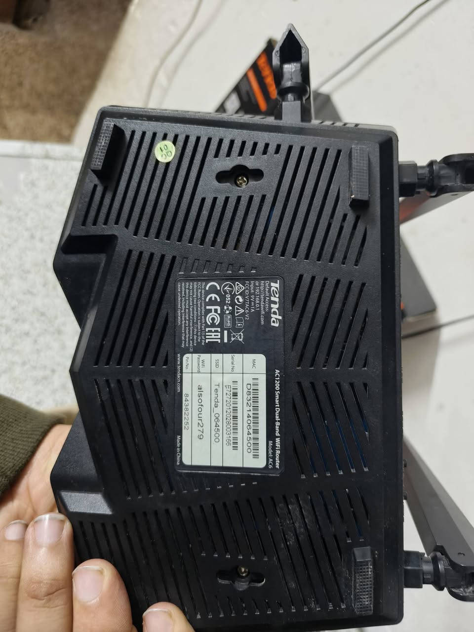 للبيع راوتر Tenda AC6 غني عن التعريف، الجهاز بحالة الوكالة ونظافة 100%، استخدامه قليل جداً وكامل مع ملحقاته والكرتون.​أهم المواصفات والمميزات:
​نظام Dual-Band: يدعم ترددين (2.4GHz و 5GHz) لضمان سرعة إنترنت عالية واستقرارية تامة.
​4 هوائيات (Antennas): توفر تغطية قوية ومساحة أوسع داخل البيت أو المكتب.
​مثالي للألعاب والستريم: يدعم تقنية MU-MIMO و Beamforming+ لتقليل "اللاگ" وبث الـ UHD بدون تقطيع.
​تحكم ذكي: تكدر تتحكم بالراوتر، تغير الرمز، وتحدد السرعة للمتصلين عن طريق تطبيق (Tenda App) بالموبايل.
​النظافة: الجهاز نظيف جداً وشغال بامتياز (بشرط الفحص).
​💰 السعر: 35,000 دينار عراقي (وبي مجال بسيط للشراي المباشر).
📍 الموقع: بغداد.مدينة الصدر قطاع 40
📞 للتواصل والاستفسار: [***********]
