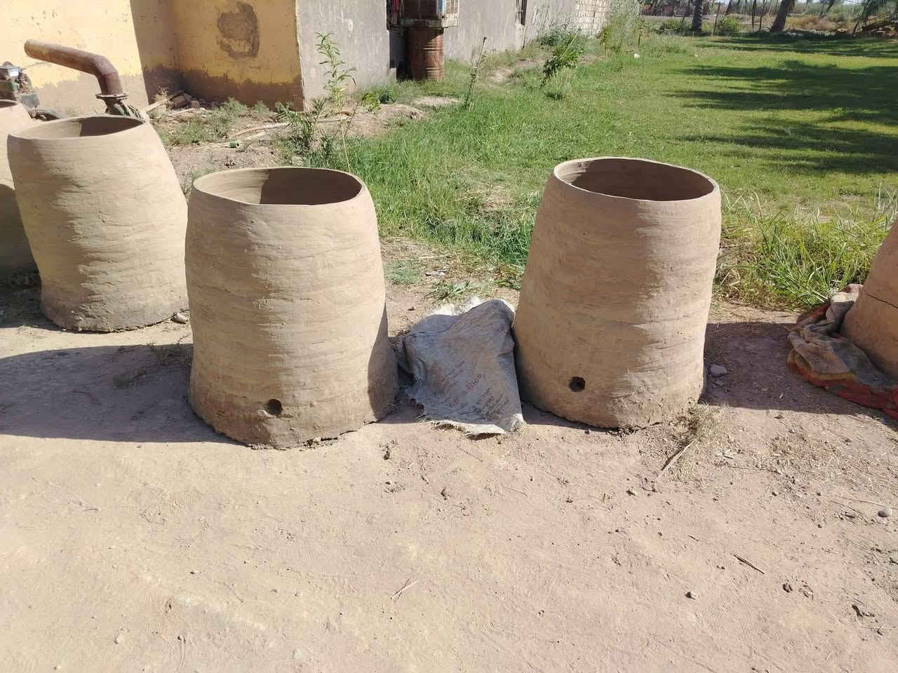 يوجد تنانير طين طين حره للبيع سعر خاص يوجد خدمة توصيل باب البيت *********** منتظر الكريعي واني بل خدمة
