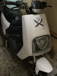 للبيع بوليس شحن دارجه نضيفه وتمشي وشغاله ومابيهاشي بس يرادلها بطاريات ...