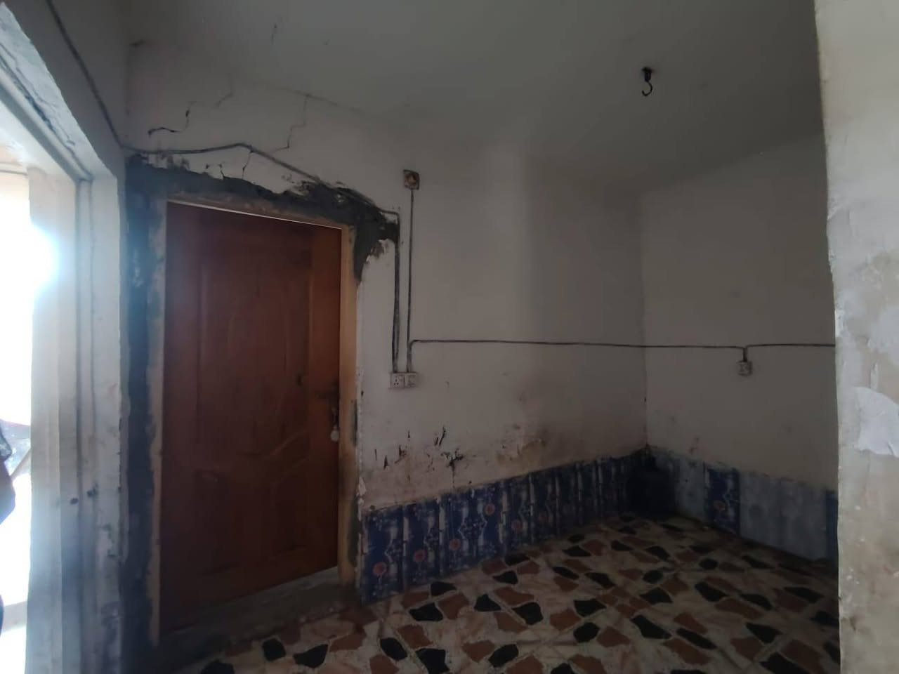 بيت تجاوز للبيع
مكون من غرفتين وصاله صغيره وصاله جبيره ومطبخ وحمامات داخليه وخارجيه البيت شيلمان فقط الصاله سندويج العنوان حي الفرات بشارع العقيله زينب قرب اعداديه المتميزات وكلشي قريب محلات ومدارس ومستوصف للاستفسار:‏‪***********‬‏
