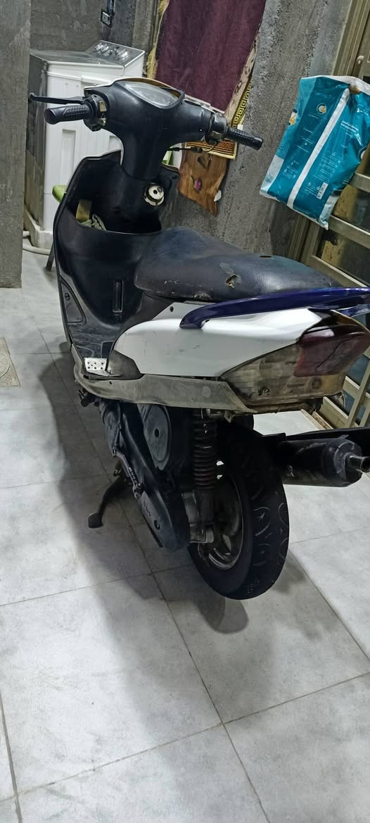 السلام عليكم شباب 
دراجه ماكس عدله للبيع 
تجفيت جديد كابريتر نص عمر فقط 
تشغيل هندر وسلف نوبات يشغلها لباتري هم مو كلش نضيف لباتري ويرالدلها ترايب مثل ما واضح بالصوره الدراجه 
مكاني ب الحسينية الراشدية 
السعر 325 
الشراي يتصل واني خادم إلى ***********
