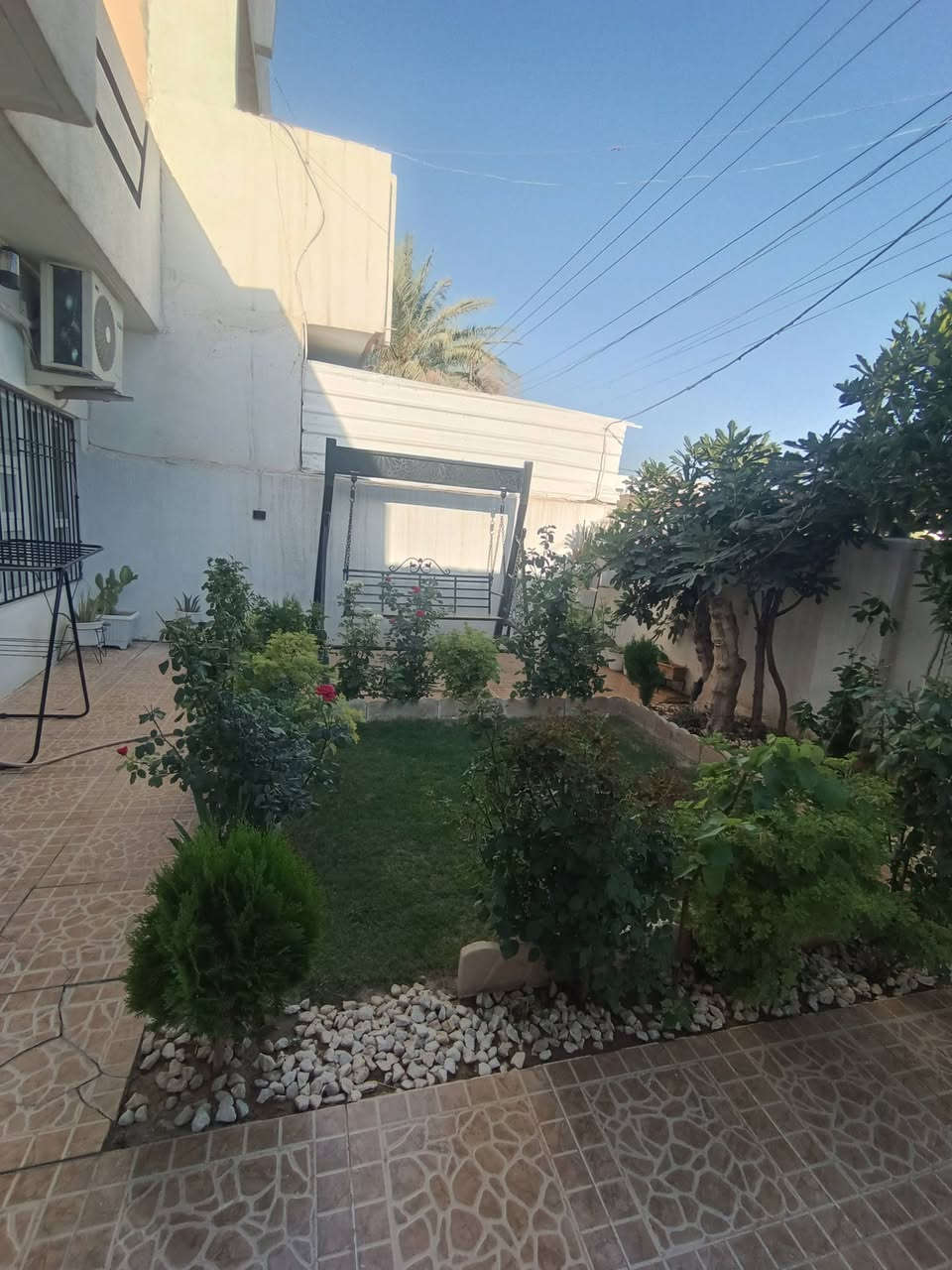 دار للبيع طابو صرف المساحة  200 متر ركن حرفT واجهتين   منطقة هادئة وراقية وخدمات فول بناء مرتب ونظيف صالح للسكن قريب من الشارع العام 
يحتوي على  غرفتين نوم واستقبال ومطبخ وهول وصحيات وكراج سياره وبيتونة وحديقة ودرج داخلي 
موقع كركوك حي الخضراء مقابل روضة البلابل
السعر 195مع المجال
للاستفسار الاتصال ***********☎️
او مراجعة مكتب صباح كركوك للعقارات 
حي العسكري قرب جامع المعراج
