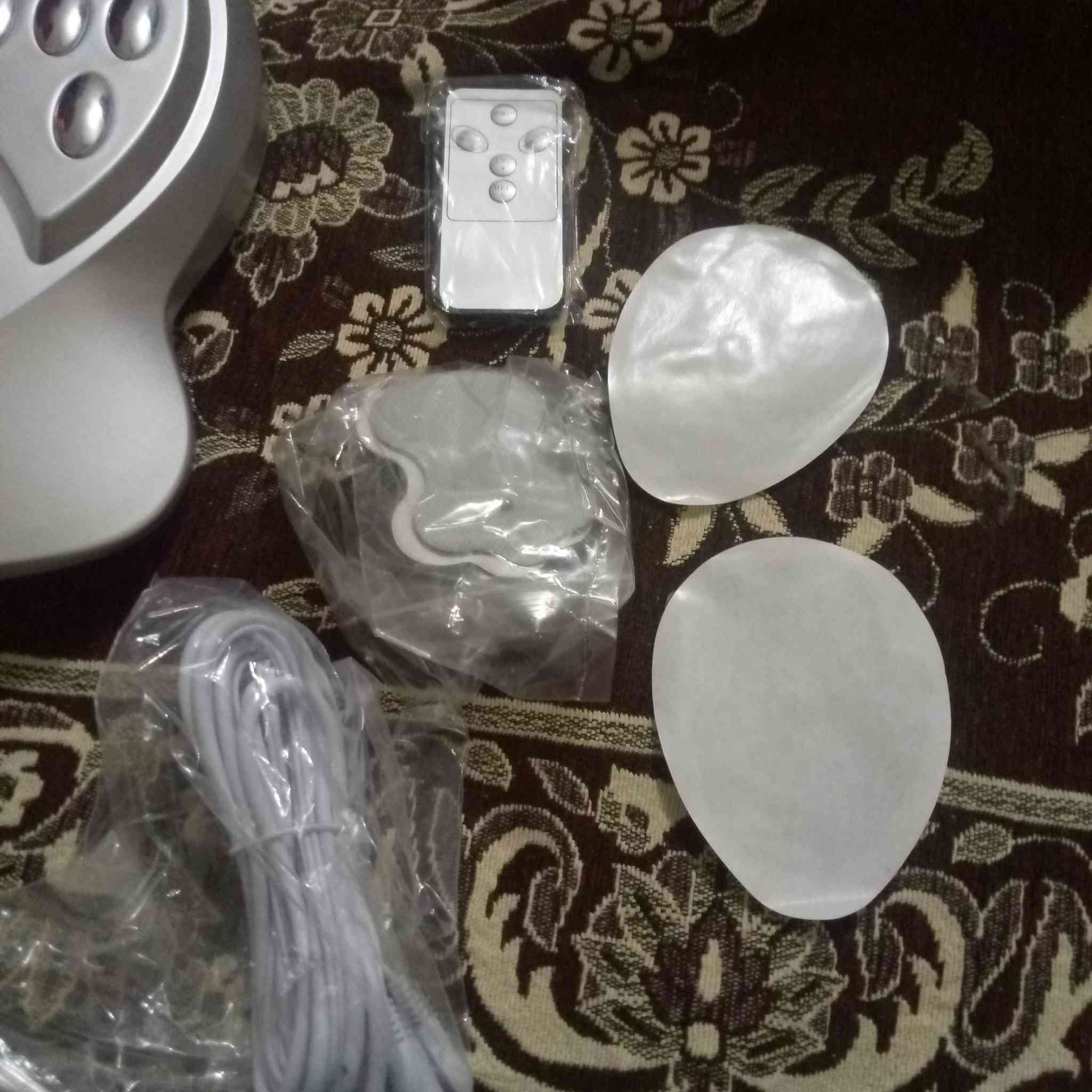 جهاز تحفيز العضلات و التشنجات العضلية يعمل على جميع أنحاء الجسم ماركه هندي جديد مستخدم مرتين فقط مع كامل ملحقاته يشتغل على الكهرباء وفيه جميع الدرجات لحد 90 درجه حرارته اتصال على *********** أو عالخاص
