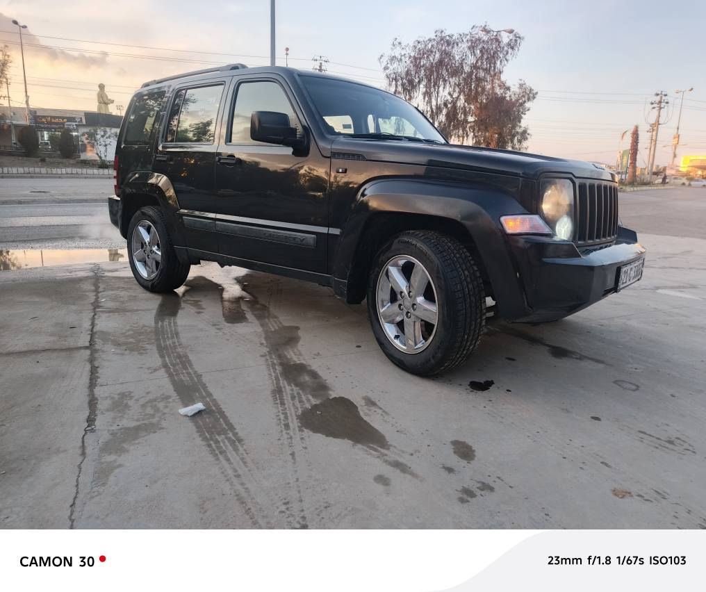 جێب لیبرتی ٢٠٠٨ 
ناو زەرد دەبڵ ئەکسل 
چوار تایەی تازە 
بەناوی خۆمانە 
گێر ومەکینەو تەبریت گەرمی بەشەرت 
دوو پارچەی بویاخە دەرگاو چاملخی دوای سایەق 
سەقف وبونیت کاڵ بونەوی هەیە 
اکسلی دواوە کەمی دەنگی تیایە 

شۆین چەمچەماڵ 
نرخی ٧٩ گەڵاو موعامەلە
***********
*********** شمشمل, السليمانية
