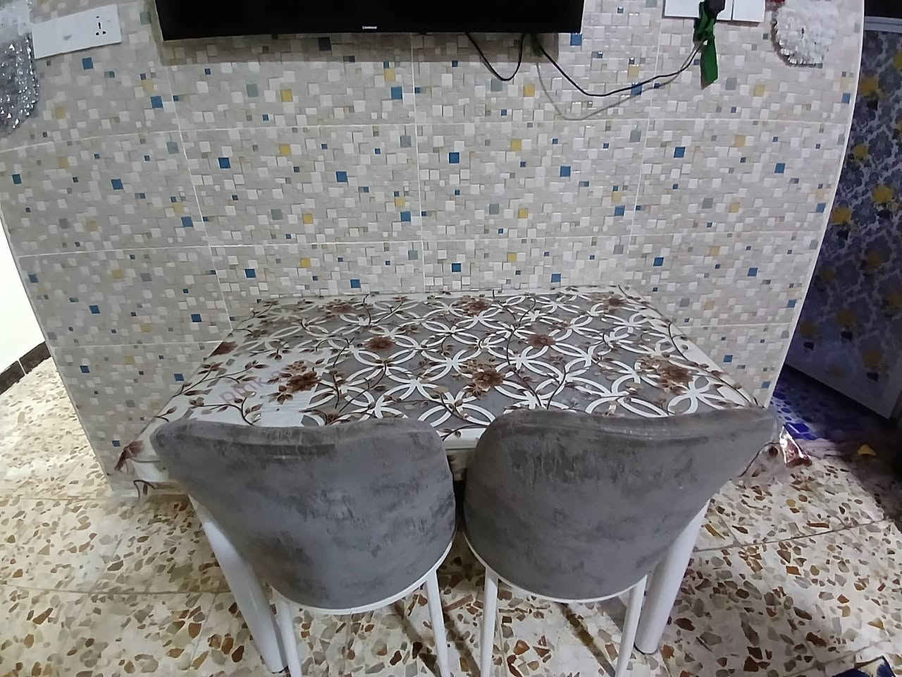 ميز طعام نظافة ٩٠ % اخو الجديد الاطار الخارجي كزاز 
اربع كراسي وياه نظيف ويخبل مال عائلة صغيرة 
 السعر ١٧٥ الف وبيه مجال بسيط... 
عنواني الكوت /الزهراء 
***********...موجود واتساب ...
