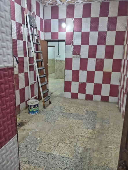 دار للايجار في حي السلام مساحه ١٠٠متر غرفه نوم وصاله و الاستقبال و مطبخ السعر 400الف مكتب الرحمن للعقار *********** احمد الكعبي
