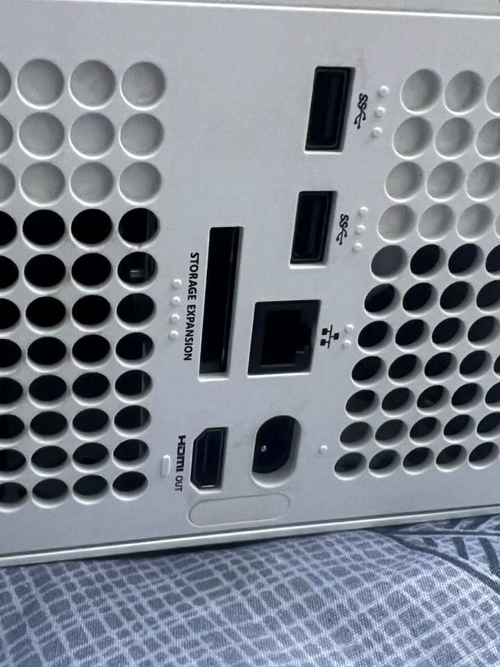 السلام عليكم اكس بوكس سيرس اكس ديجيتال ابيض ذاكره 1TB اصدار 2025 وياه يده اصلية مال جهاز الله شاهد نضيف الجهاز وممستخدم هواي حبايب سعرة 825  للتواصل واتساب ‭***********‬
