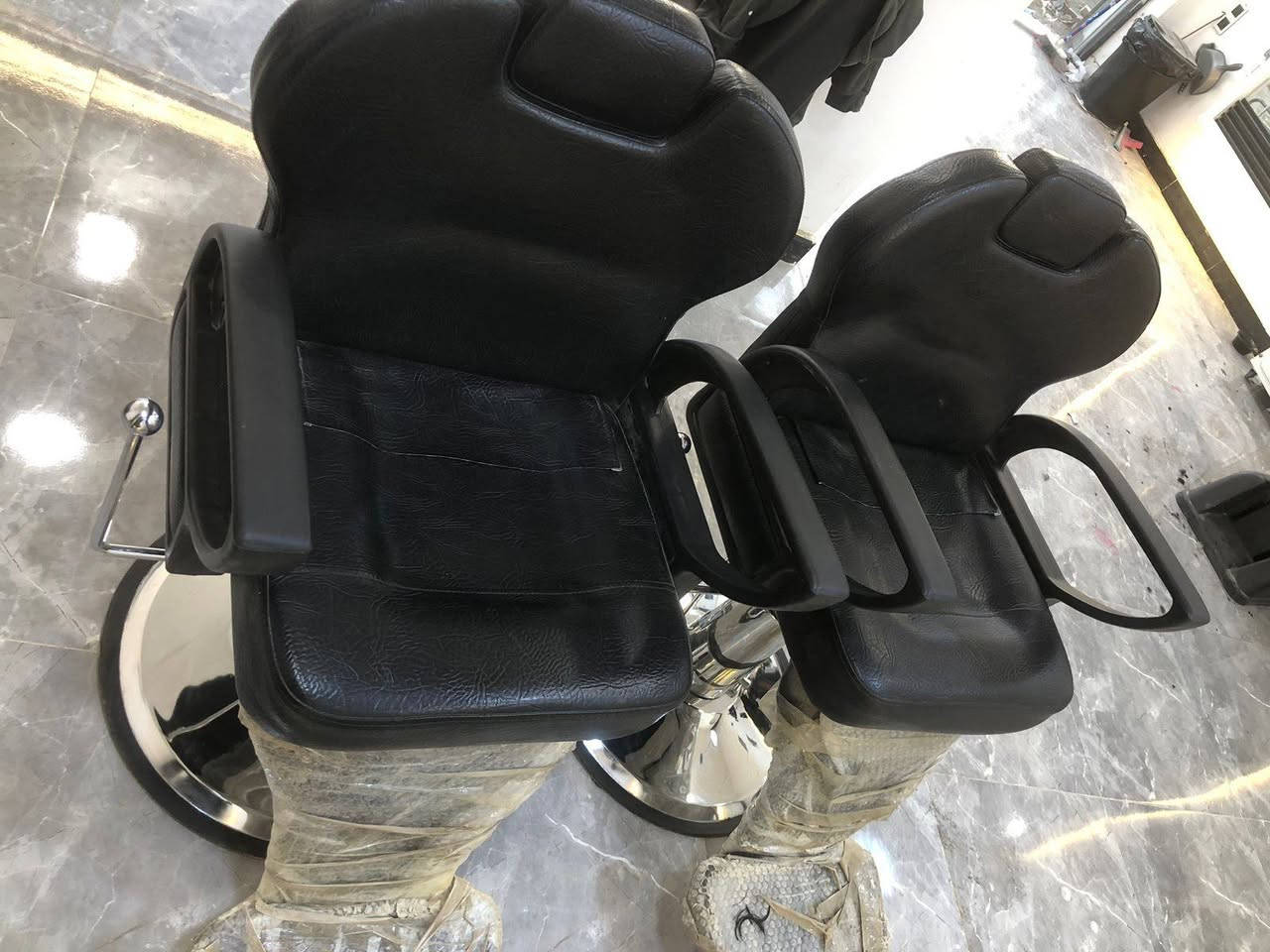 سلام عليكم
زوج كراسي نظافه 100‎%‎ مكان الصالون سديناويه نهايه السايدين 
السعر 450 وبيها مجال الرقم التواصل ***********
