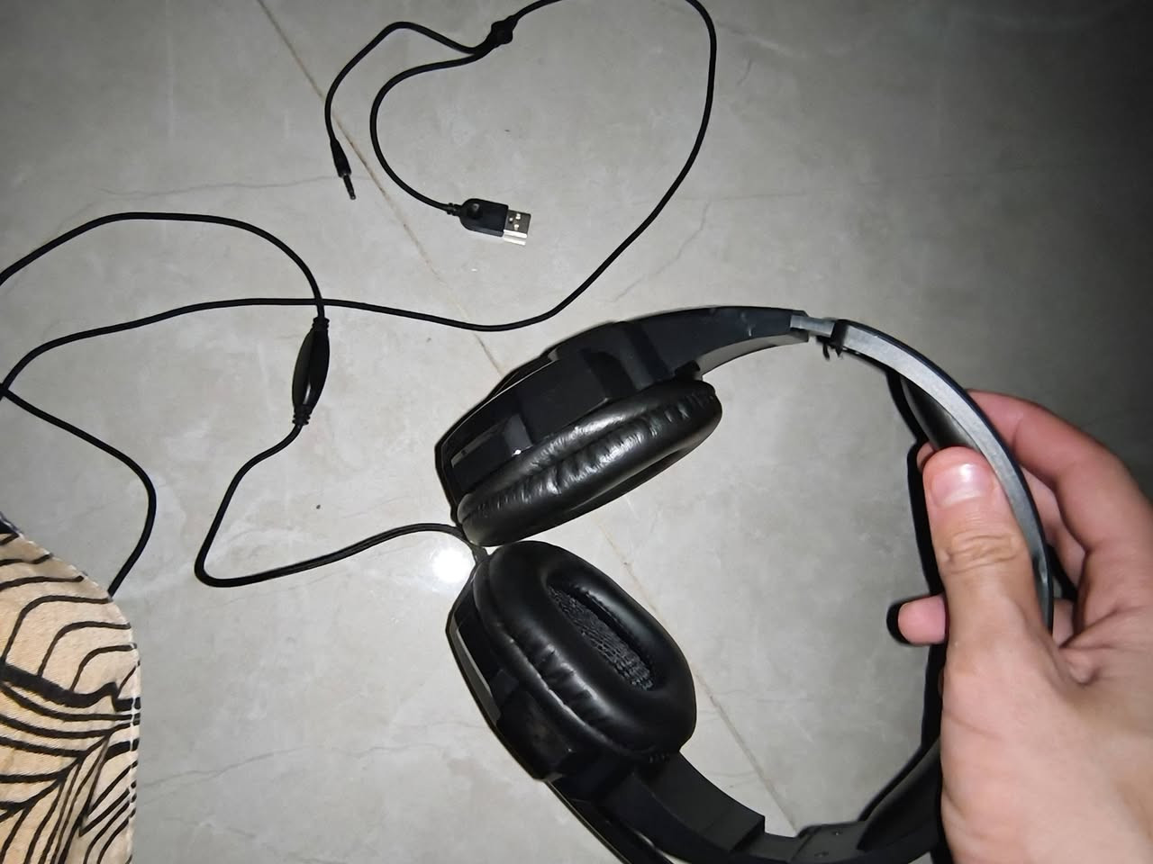 سماعه RGB  بيهه مايك ويه الكارتونه بيهه مدخل ابره وبيهه ابره والمدخل الثاني مال RGB سماعه نضيفه امانه الله مكاني الاعضميه ***********
