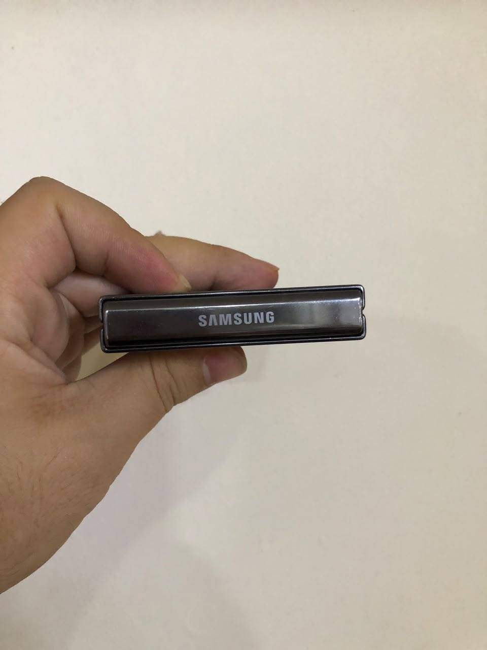 📱 للبيع | Samsung Galaxy Z Flip 5 📱

✨ المواصفات:
🖤 اللون: أسود
💾 الذاكرة: 512GB (انتبه، 512 وليس 256)
🌍 نسخة شرق أوسط (مو أمريكي ولا بالة)
💧 Waterproof
🛠️ مكفول من الفتح والتصليح
✅ الجهاز مكفول 100%

📌 ملاحظات:
🔹 فقط شخوط وآثار استخدام بسيطة لأنه نسخة شرق أوسط.

💰 السعر: 475 وبي مجال 💵

📍 الموقع: بغداد - الزعفرانية

📞 للاستفسار: واتساب أو اتصال
*********** 📲
