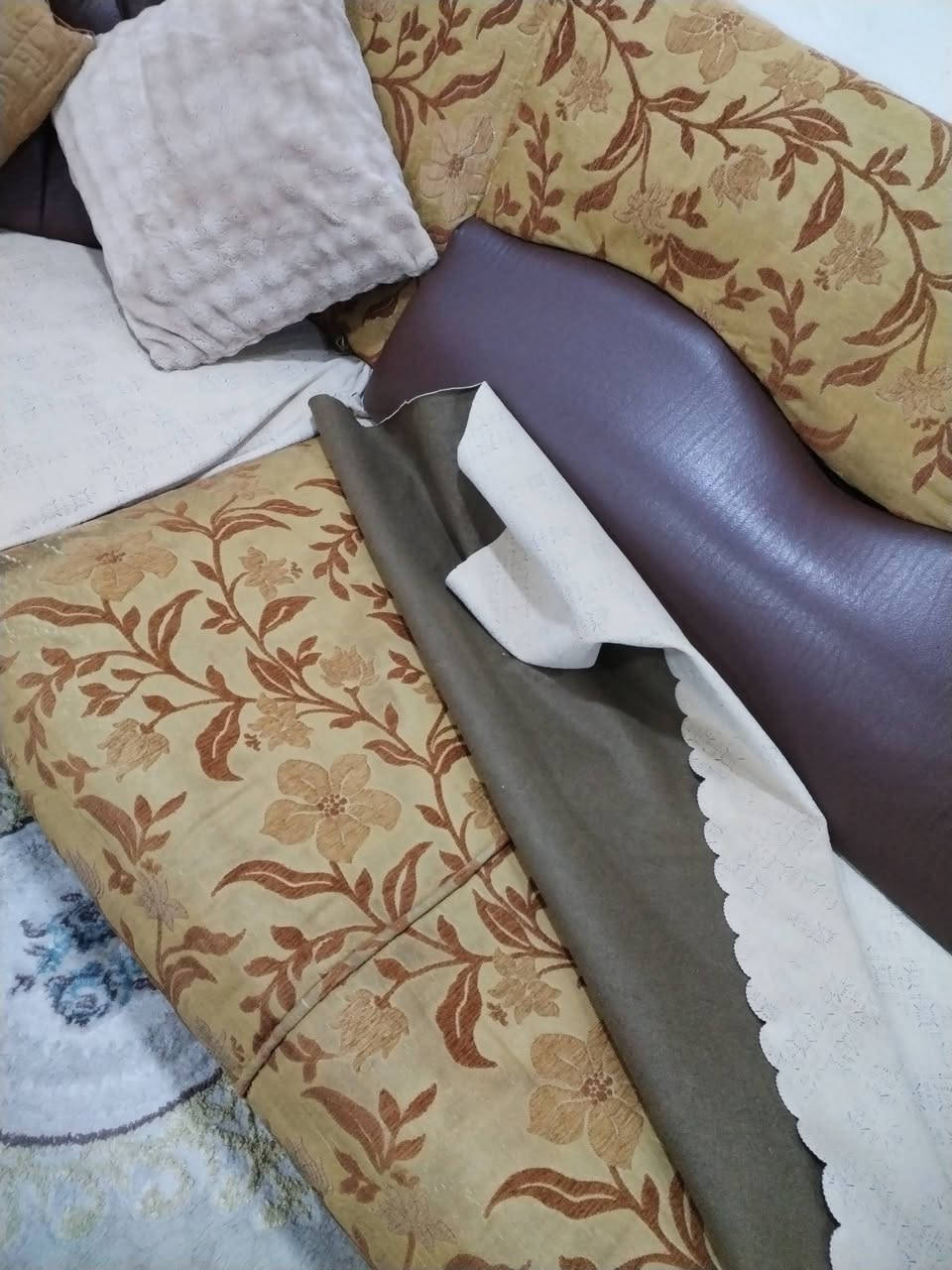 السلام عليكم طخم خشب عراقي للبيع 8امتار وبي زويتين نظيف كلش السعر 275وبي مجال للتواصل ع رقم***********
