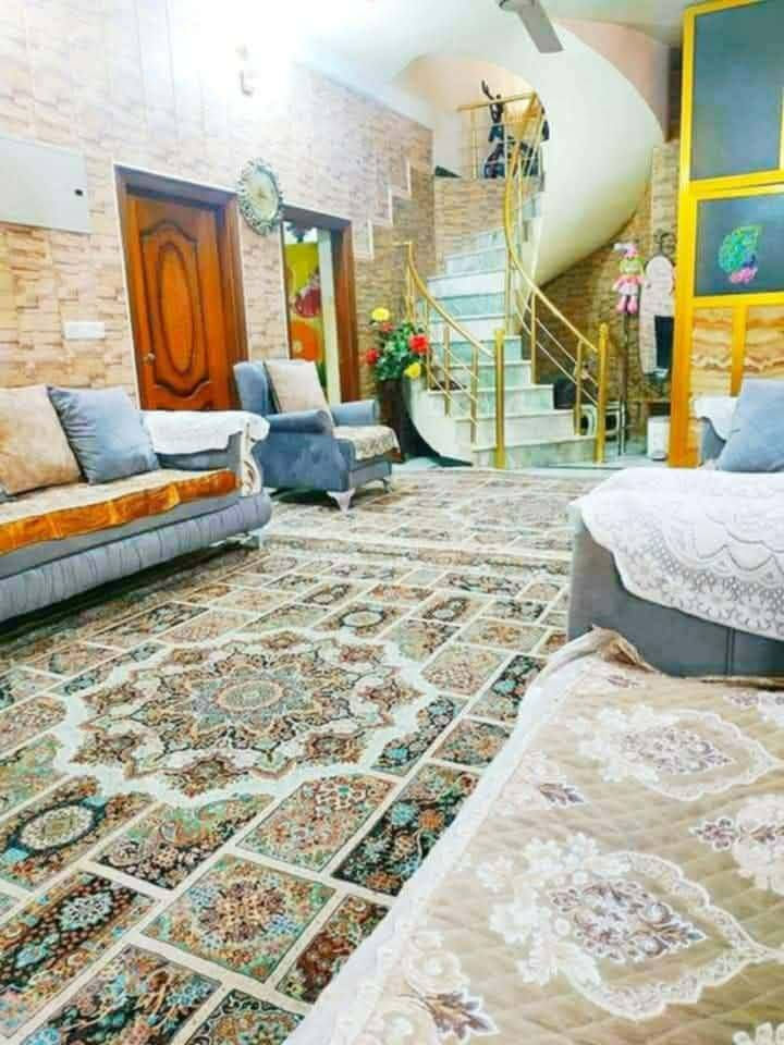 للبيع دار طابو صرف مساحه 300متر بناء حديث محتوياته غرفتين وصاله ومطبخ وكليدور مجمع  صحيات داخليه وخارجية ومناور عدد 2 وكراج وحديقه طابق ثاني هول غرفتين نوم مطبخ مجمع صحيات يعني شقه متكاملة فوك ارضيه مرمر العنوان حي طياره الثانيه خلف الفرن صمون سعر المتر مليونين بي مجال 
مكتب الشمس للعقار 
*********** س 
*********** س 
*********** ع
