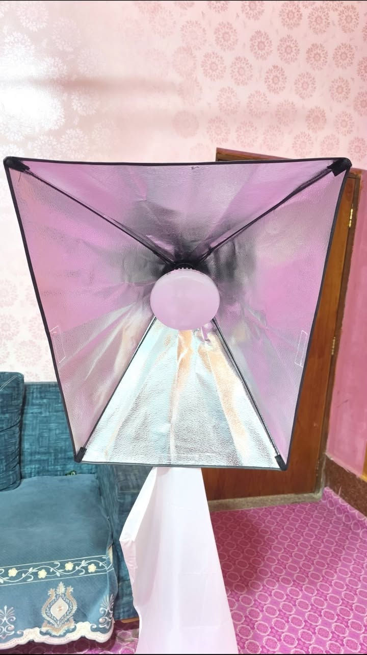 اضاءة سوفت بوكس ✓150Watt
يجي باضائة خاصة جبيره وقوة اضائتها عاليه
تتحكم بقوته بالريمونت وبدرجه حرارة لونه
هرتزيه عاليه واكثر شي مناسب للتصوير
استخدام جداًااا قليل السعر 45 الف
***********
