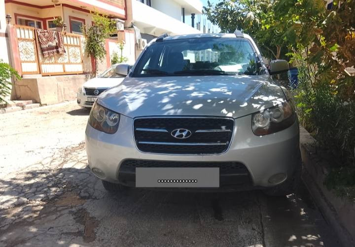 سڵاوی خوا .
هۆندای سانتافی  مۆدێل 2009 سڵایت جلدو هیتەر و فول

کۆدی بۆکـــــراوە !!!!!!!!!

مەکینەی گاز 

گێڕئۆتۆماتیک و عادی

گێڕو مەکینەی بەشەرت مەزبووت

تەبرید ساردو گەرم لەجێی خۆی ئیشەکات 
کارەبایی و فڵچەو لایت و هەمووی مەزبوت

لێدراوو مەعجون و زەڕبەی پێش  دوابەشەرت 

سەقفی پاک و جوان و بێ قوپاوی  و سارد و سبوخ

دواخلی ڕێک و جوانە بەرگەدەرگای جوان و بێ نەقس

ئاوێنەی کارەبایی 

کوشنی،هیتەر دواوو پێش 

حاسەی بەگ 

سلایتی ئیشەکات مەزبووت

ئەنجکتەری مەزبوت

نزیکی چوار پارچەیەک بۆیاخی هەیە 

بەڵام من بەحیزام ئەیفرۆشم 

سەقفی بەشەرت مەعجون و سبوخ ساردی نییە

جەستەشی هیچ ساردو مەعجونێکی نییە

بڕاوەی دووبەییە 

موشتەریت تەلەفون بکە موشتەریش نیت قسەی زیادو کەمم بۆمەکە گوێت لێناگرم لەگەڵ ڕێز

شوێن کەلار 

 تیل ***********
