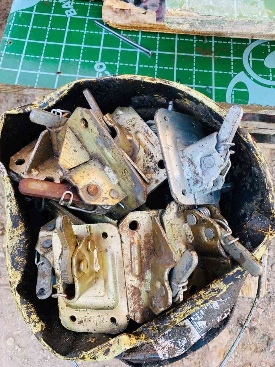سلام عليكم بولطات +عصافير +بلاويد مفصل قياس 40و 50 +ستندر  السعر  مناسب جداا مكاني حله للتواصل   ***********//***********
