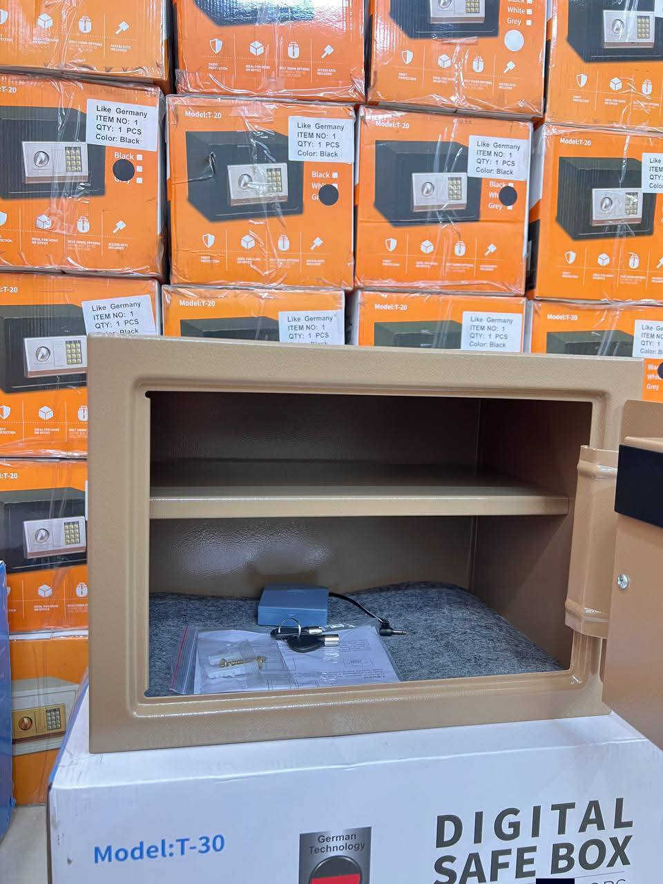 القاصة المنزلية الكبيرة من " ماستر - MASTER " متوفرة حصريا
الابعاد: الارتفاع 25 سم / العرض 35 سم / العمق 25 سم / الوزن 6 كيلو السعر 75 الف توصيل مجاني جميع محافظات العراق 

نظام قفل ثنائي: ( باسورد + مفتاح )
جهاز باور مغذي للطوارئ في حال نفاد البطاريات بالاضافة الى مفتاح طوارئ في حال نسيان الباسورد او نفاد البطاريات
شاشة للباسورد والساعة والتاريخ مع إنذار سرقة 
امكانية تثبيت القاصة بالجدران بوجود 4 ثقوب في الظهر مع براغي 

تتوفر بالوان ( الذهبي )

مع الأمان .. كن آمناً ▫️ 

اطلب الآن 

للاستفسار مراسلة الصفحة


**إذا كنت صاحب هذا الإعلان وتريد حذفه لأي سبب، رجاءا أرسل رسالة إلى الدعم الفني**