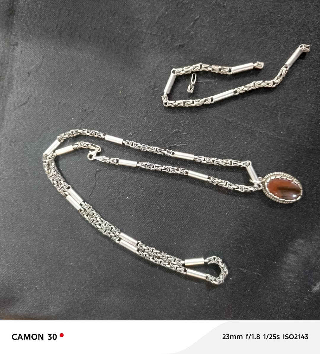 سلام عليكم كلاده سوار وزن ٤٥ غرام قفل الغرام ٣مكاني بغداد ام الكبر والغزلان*********** سوار مكطوع واضح بل صوره
