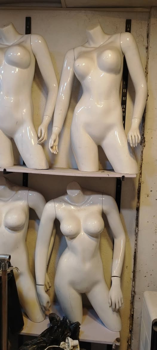 غراض محل للبيع
ملكانات كاملة عدد 4
ملكانات تلث ارباع عدد 20
فاترينه زجاج وسطي موضح بالصورة عدد 4
فاترينات خشب عمق 20 و ارتفاع بين رف و رف 25 عدد 10
فاترينات خشب عمق 25 وبين رف و رف 33 عدد 3
و سجج اسود موجود و بواري بيع شلعه و حده سعر اتساهل و ياه
للتواصل ***********
