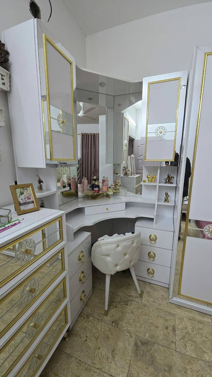 غراض للبيع
غرفة نوم 
قنفات
ميز طعام
للاستفسار ***********
العنوان بغداد
