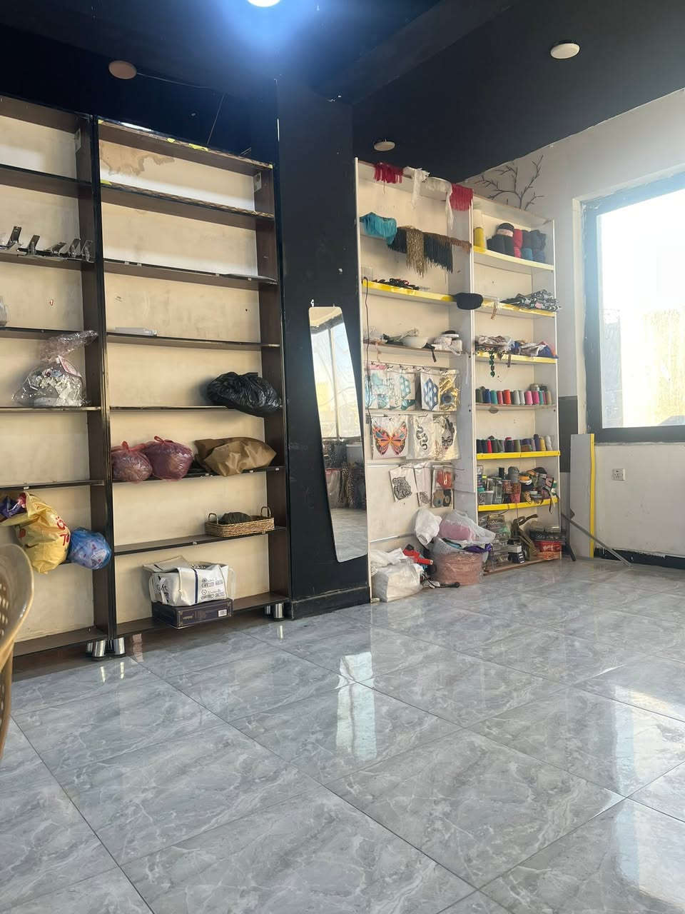 للبيع بسعر ٢٥ القطعه رفوف ارتفاع ٣متر تقريبا  وميز مكتب وقنفه مع خزن.
***********
