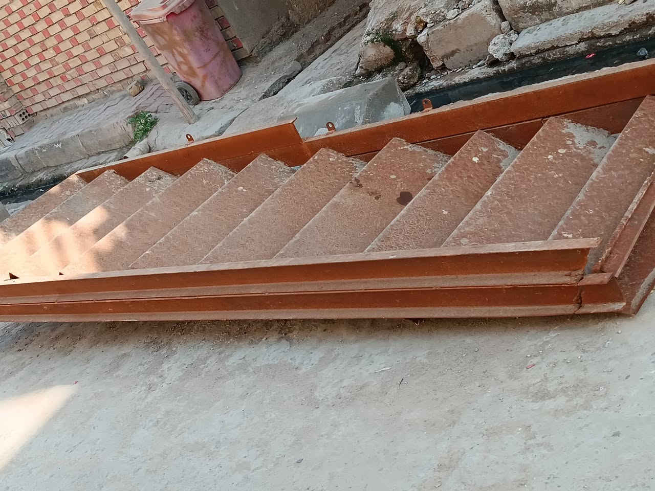 السلام عليكم درج حديد ما مستخدم بس صارله فتره قليله متروك حديد اصلي ثقيل
قيم وأخذ علق وإني ادخلك خاص 
اتصال
***********
