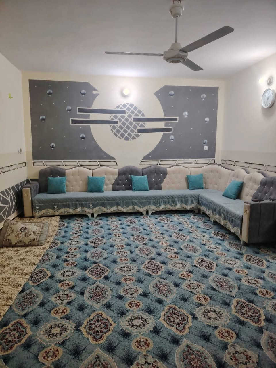 دار للبيع طابق ونص المساحه 300متر بقرب اسواق النور شارع قطعه500  عرض الشارع 15 للاستفسار علئ الرقم *********** /***********
