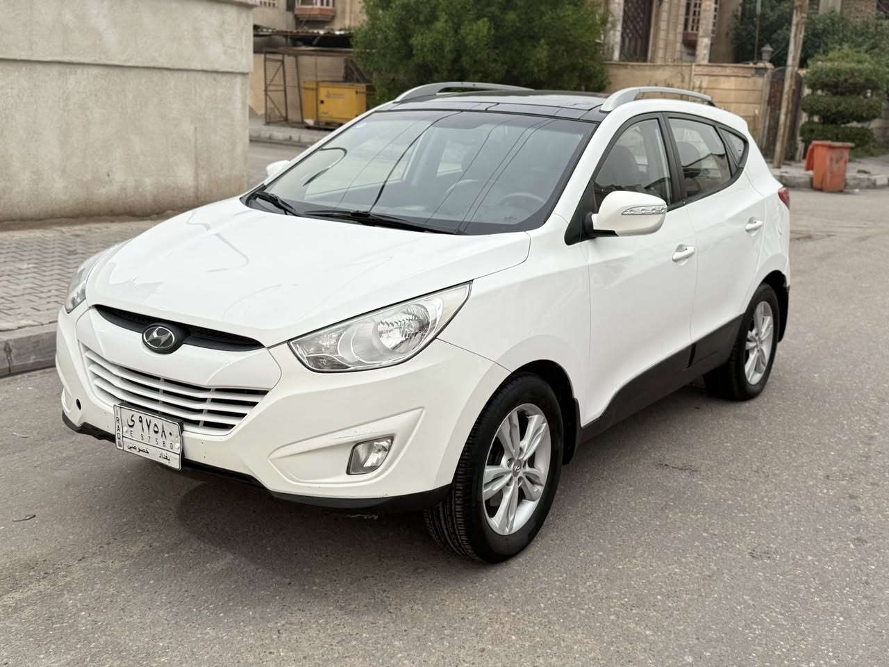 السلام عليكم 

توسان خليجي 2013
ماشيه 119 كم تحويل
فول مواصفات بنورما
كاميرا تحكمات وغيرها
بيها بابين بارد وصبغتهم مو حلوات 
وعندي الفيديو قبل الصبغ والداير شوي صبغ
سعر مناسب. 128  وبيها مجال 
سياره جاهزه محرك كير كفاله حداده تبريد 
. مكاني بصره المركز  وتدلل
هاتف / ***********
.
.
