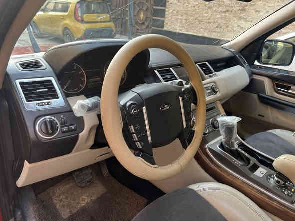 رانج روفر البيع 
موديل 2010
خليجي شركة سردار 
فتحة فول مواصفات 
رقم مميز 
لون مميز 
ماشية 200kl
بيهة ضربه بابين السايق والورة السايق
سيارة عضمتهة حلوة 
يراد الهة ترتيب قليل 
مكان السيارة الحرية البستان 
رقم التلفون ***********
السعر 115$ بيهة مجال
