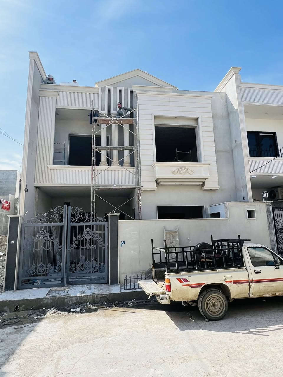 للبيع دار في حي الملايين الأولى / قرب جامع الصواف

المساحة البيت 175متر    واجهه  9.25م 

طابقين بناء حديث زيرو

الطابق الاول غرفتين نوم واستقبال وهول ومطبخ وصحيات 

الطابق الثاني ثلاث غرف وحده سويت نوم وهول وصحيات 

صنف العقار بستان ملك صرف طابو الزهور 
شارع بعرض 10متر

 تسليم البيت مفتاح فوري🔑

السعر علق بكلمة تم $$

للاستفسار اكثر الاتصال على الأرقام التالية 

  *********** // ***********
