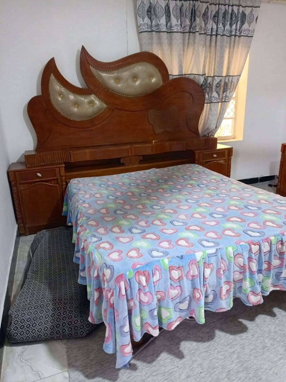 السلام عليكم غرفه للبيع مستخدمه تسكام الاصلي السعر 750 العنوان الديوانية رقم الموبايل ***********
