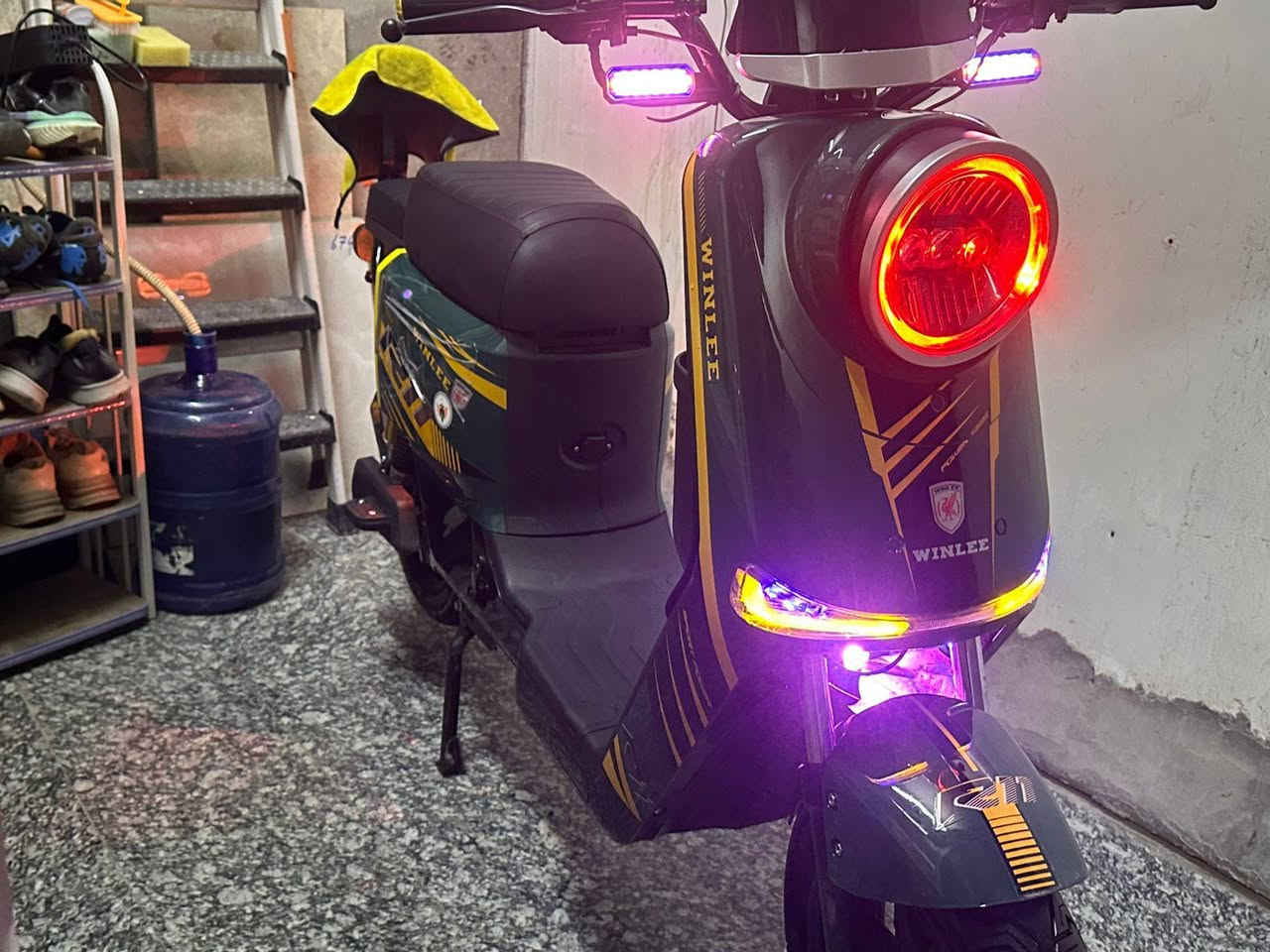 السلام عليكم دراجه شحن للبيع R11 من شركه والي  موديل 2025 لون زيتوني مبينه بل صوره سوده مواصفاتت
5 بطاريات اكبر شي 32 امبير 
حجم 20 
ملف 2000 نحاس حقيقي 100/100
تمشي بل شحنه وحده 60 كيلو 
لبريكات هودرويلك 
سرعه بل شاشه تقره 109 حقيقي 80 
لايت زنون قوي 
دبل اشاره اشاره يمنه يسره 
اناره اي ليدي 
فتغراليه ويه لبريك 
الدراجه خير من الله وطستها كلش ناعمه وحلوه 
سعر 570 وبيها مجال 🤩 
مكاني بغداد جميله شارع خير 
للاستفسار *********** رصيد أو واتساب
