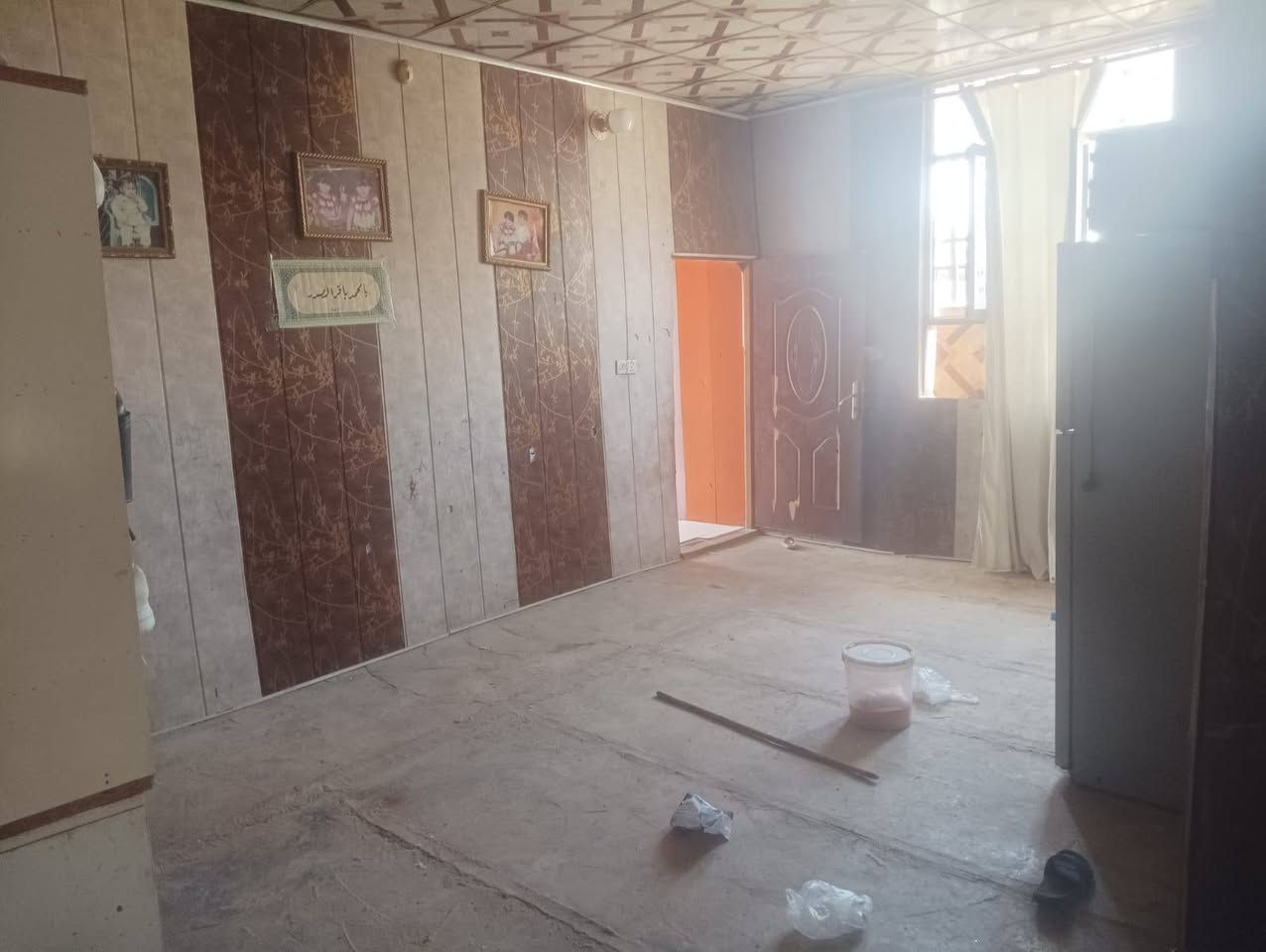 السلام عليكم بيت للبيع في كربلاء المقدسة  يصلح حسينه شارع طريق نجف كربلاء عمود 1242قرب جامعه العميد يبعد عن الشارع العام 30 مساحت البيت 300متر غرفتين نوم وصاله ومطبخ واستقبال للستفسار التصال عل الرقم ***********
