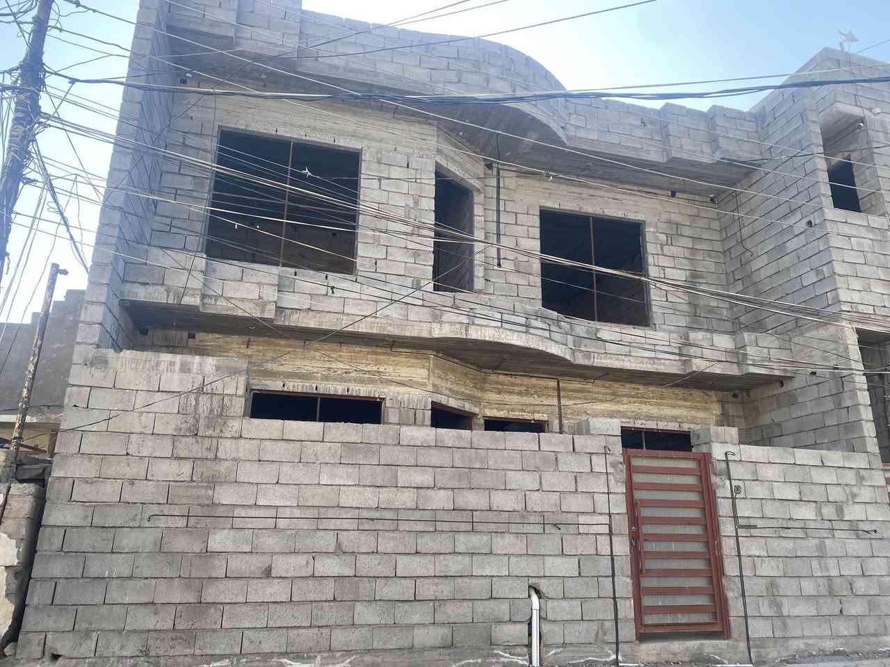 السلام عليكم هيكل للبيع طابو زراعي
بمساحة 100 متر مربع وموقع مناسب ومميز 

المواصفات 
أساس الارضية رفت 60 س حصرتين شيش 
بناء بلوك درجة اولى
يحتوي الدار على استقبال ومطبخ مع الصالة 
مع غرفتين نوم وحدة في الطابق الاول والثانية في الطابق الثاني 
البيت مأسس كهرباء مجاري ماء 
باقي بس التقفيلات الاخيرة 

البيت بصف الركن يعني قريب من الشارع 
فرع البيت عريض وحلو تبليط. خدمات كاملة 
يوجد بالقرب من البيت سوق كامل مع وجود مدارس قريبة
يعني كلشي متوفر بهذا المكان 

الموقع 
بعقوبة ، منطقة السادة شارع السادة الرئيسي  خلف جمعية ضي الكمر وبالقرب من اسواق حجي هادي 

السعر المطلوب 65 مليون وبي مجال بسيط 
للاستفسار اكثر الاتصال *********** او مراجعة 
مكتبنا في منطقة السادة
