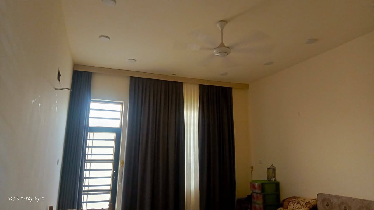 فيلا..مساحة ٤٠٠ شغل درجة اولى طابوك طابقين صب مركزي من الجعب للسقف الثاني ارتفاع الارضية عن الشارع متر وربع..
يحتوي  على اربع غرف نوم كبيره واربع حمامات  ومناور بظهر الدار وبالجانب.. ارضيات مرمر وجدران بورسلين ١٢٠..
المطبخ حار وبارد  شبابيك المنيوم سلايت ابواب قاصات ..
الواجهة مصفره لبخ والسياجات وحسب طلب المشتري تكمل الواجهه.. 

العنوان بغداد الشرطة الخامسه الدوانم تل اسود تبليط الشوارع لحد باب البيت وعرض الشارع ١٢ متر ...بعد عن الشارع الرئيسي ٢٠٠متر
السعر٤٠٠ مليون وبي مجال  قليل للشراي
ملاحظة.. جميع الاوراق القانونيه والثبوتيه مسنده..
جنس العقار.. زراعي سند ٢٥  حق تصرف

سعد أبو عبد الله /صاحب العقار
***********/واتس
***********/ واتس
