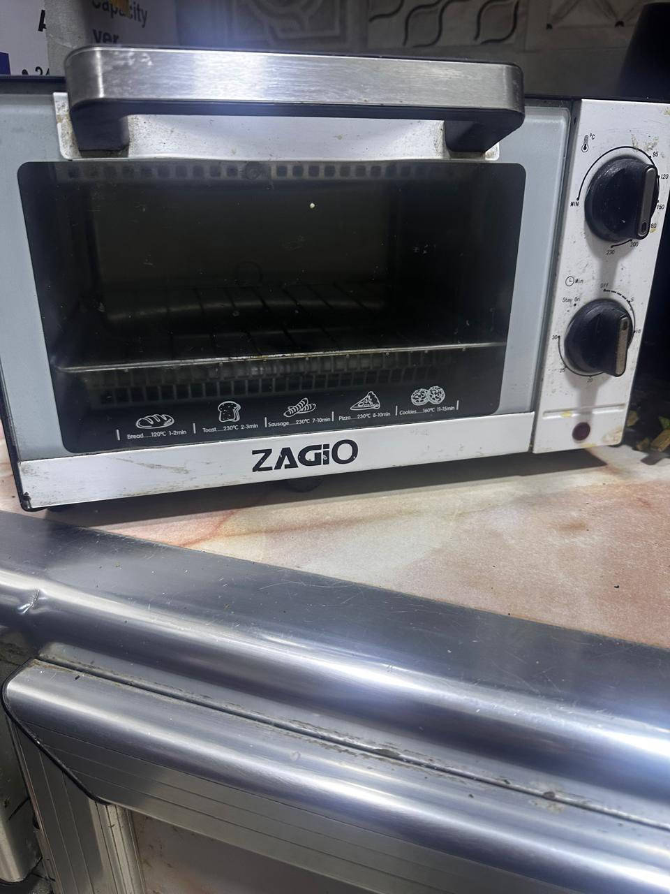 السلام عليكم 'عندي ميز طعام للبيع  وفرن كهربائي وقلايه هوائيه ومثرامه لحم  المكان الدوره الاثوريين للاستفسار ***********
